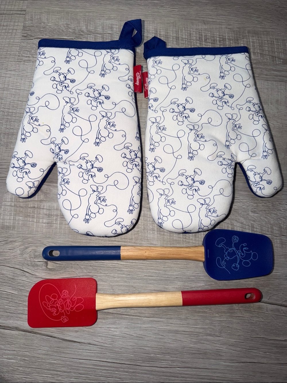 Disney Kitchen oven mitts and spatulas